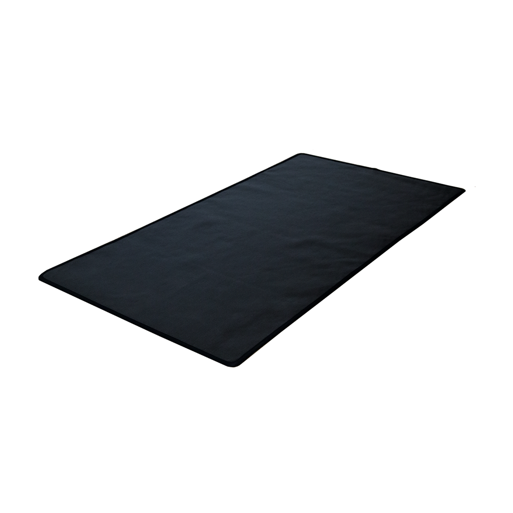 Tapete rectangular preto com textura lisa e bordas costuradas