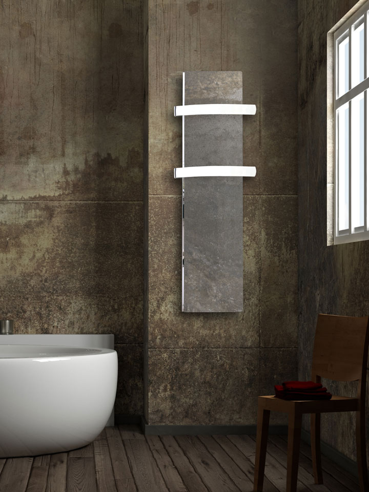 Casa de banho com banheira branca, radiador cinza e cadeira de madeira