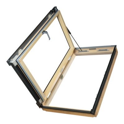 Janela de abrir em madeira clara com moldura em metal preto