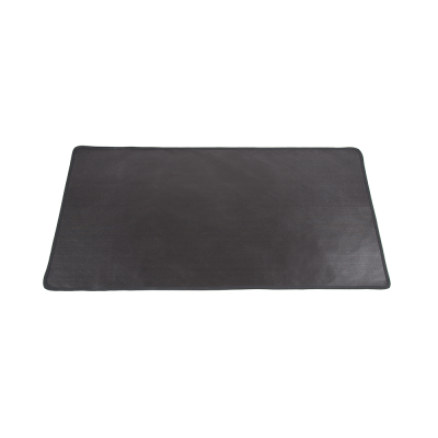 Tapete preto retangular com bordas arredondadas e textura lisa.