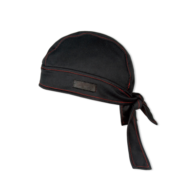 Bandana preta com costuras vermelhas e etiqueta preta