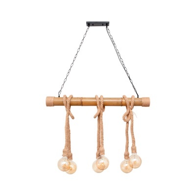 Luminária suspensa de madeira clara com cordas e lâmpadas expostas
