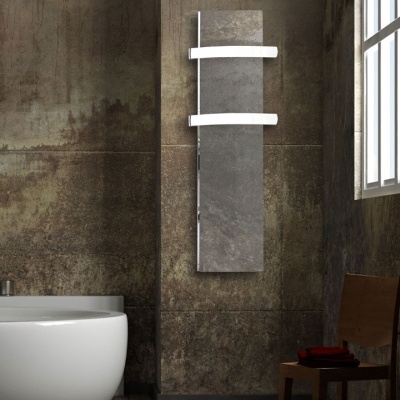 Casa de banho com banheira branca, radiador cinza e cadeira de madeira