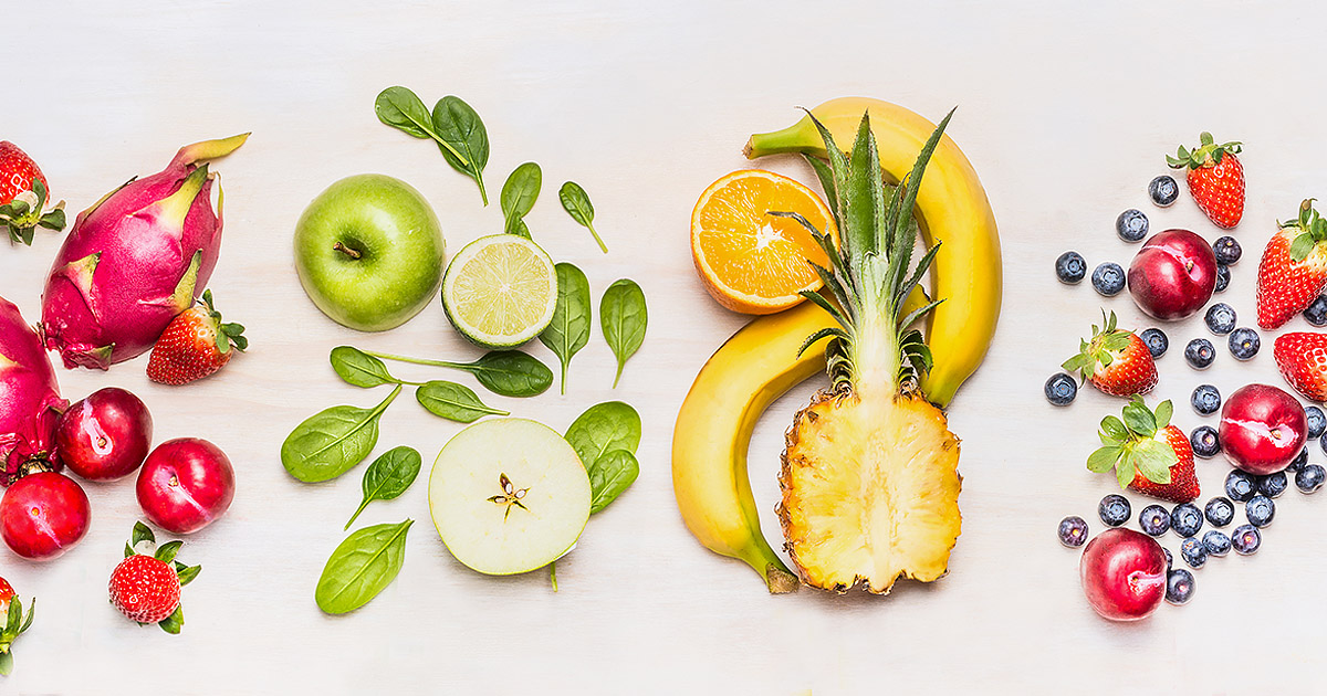 Frutas frescas coloridas dispostas sobre fundo claro