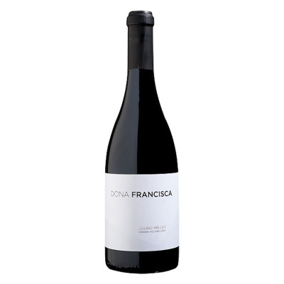 Garrafa de vinho tinto Dona Francisca com rótulo branco e tampa preta