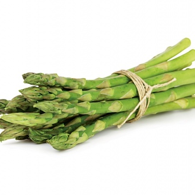 Molho de espargos verdes amarrados com cordel