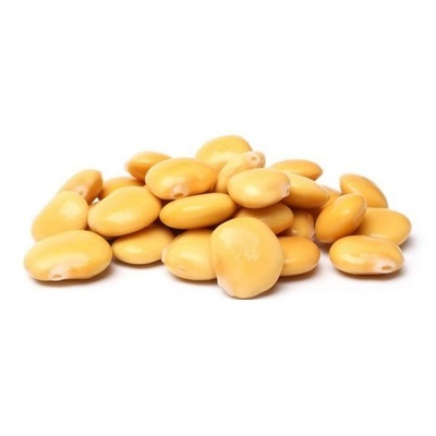 Feijões amarelos lisos em fundo branco