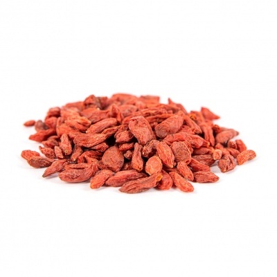 Bagas de goji secas vermelhas sobre fundo branco