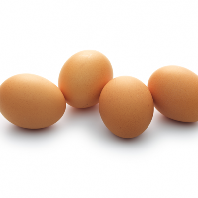 Quatro ovos marrons sobre fundo branco