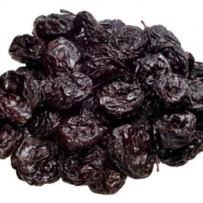 Passas escuras secas com textura enrugada sobre fundo branco