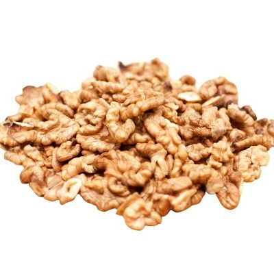 Nozes descascadas castanhas claras com textura rugosa sobre fundo branco