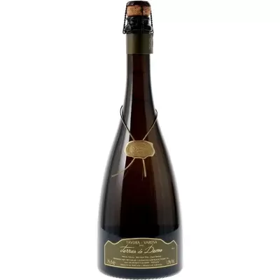 Garrafa de vidro castanho escuro com rótulo preto e dourado e etiqueta pendurada