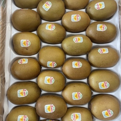 Caixa de kiwis com autocolantes ZESPRI em embalagem branca