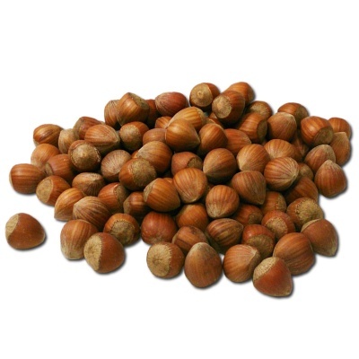 Avelãs inteiras com casca castanha sobre fundo branco