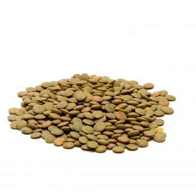 Montão de lentilhas verdes secas sobre fundo branco