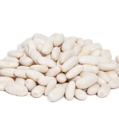 Punhado de feijão branco cru sobre fundo branco