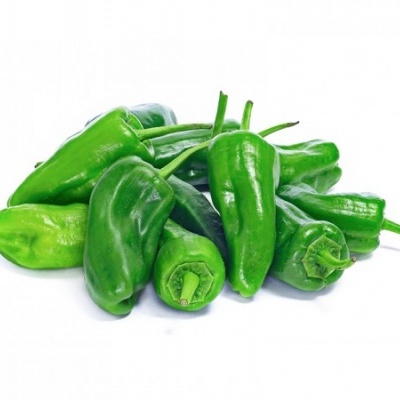 Pimentos verdes frescos sobre fundo branco