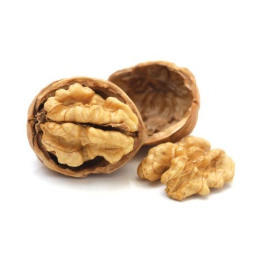 Nozes descascadas e metade da casca de noz sobre fundo branco