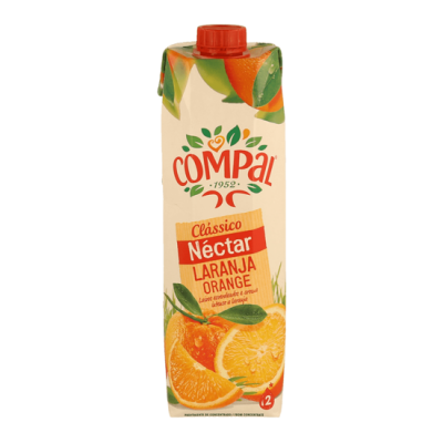 Embalagem de néctar de laranja Compal Clássico, caixa cartonada com tampa vermelha.