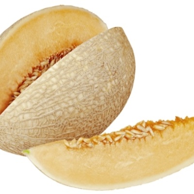 Melão cantaloupe cortado com casca e polpa visíveis