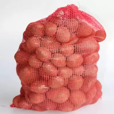 Saco vermelho de rede com batatas