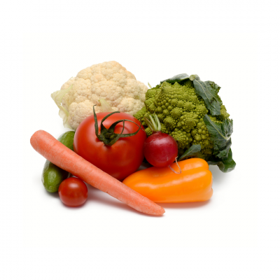 Legumes frescos variados sobre fundo branco