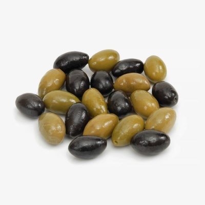 Azeitonas negras e verdes em fundo branco