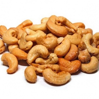 Anacardos inteiros crus sobre fundo branco