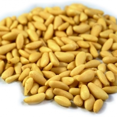 Sementes de pinheiro amarelo-claro sobre fundo branco