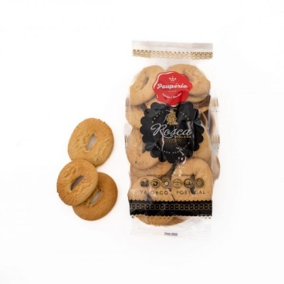 Pacote transparente de biscoitos redondos castanhos claros com etiquetas vermelha e preta