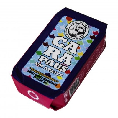 Embalagem retangular de conserva de carapau em azeite com padrão de escamas coloridas