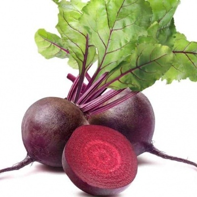 Beterrabas frescas com folhas verdes sobre fundo branco