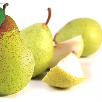 Quatro peras verdes com manchas castanhas, incluindo uma com folha e uma fatia, sobre fundo branco