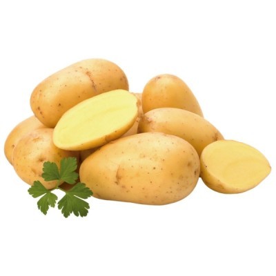 Batatas amarelas inteiras e cortadas com salsa em fundo branco