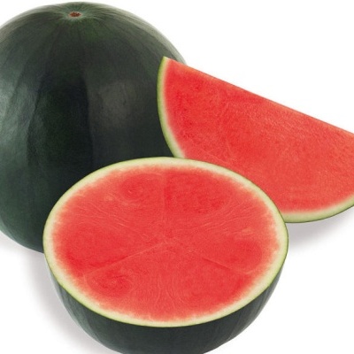 Melancia inteira e cortada mostrando polpa vermelha