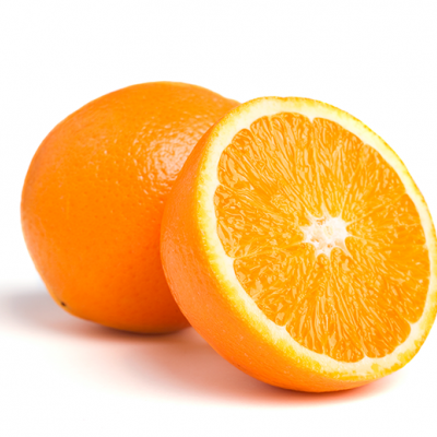 Laranja inteira e metade cortada sobre fundo branco
