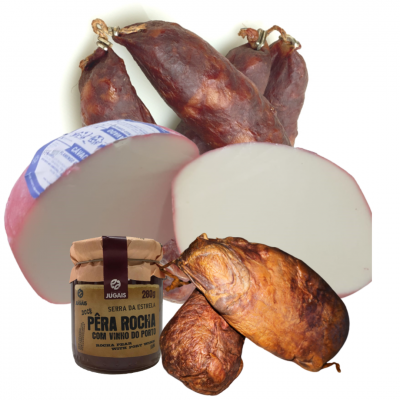 Queijos cortados, enchidos curados castanhos e frasco de compota Pêra Rocha com Vinho do Porto.