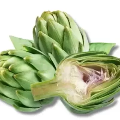 Três alcachofras verdes, duas inteiras e uma cortada ao meio, com fundo branco