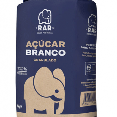Pacote azul escuro de açúcar branco granulado com ilustração de elefante e texto em branco e bege