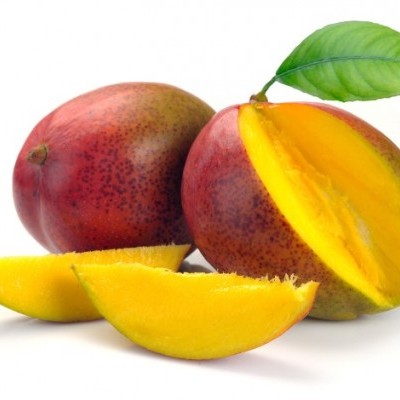 Manga cortada com casca vermelha-amarelada e polpa amarela suculenta