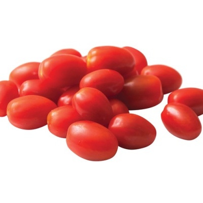 Tomates-cereja vermelhos ovalados sobre fundo branco