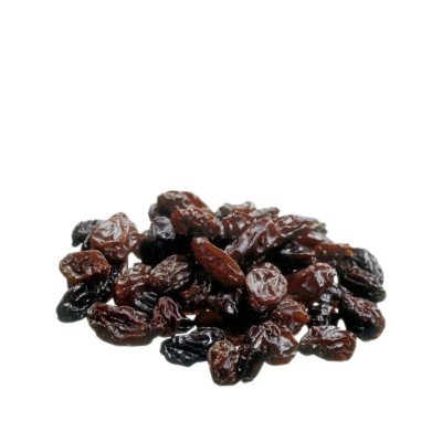 Passas secas castanhas escuras sobre fundo branco