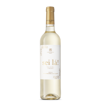 Garrafa de vinho branco com rótulo branco e texto 'sei lá!'