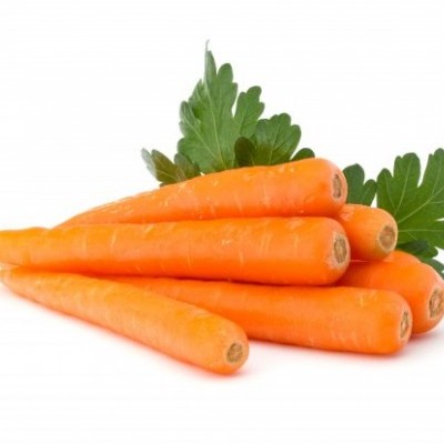 cenouras laranja com folhas verdes sobre fundo branco