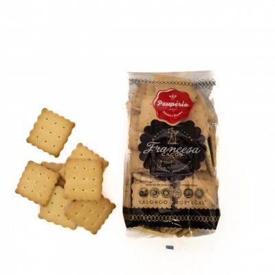 Pacote translúcido com bolachas quadradas Paupério e bolachas soltas amarelas