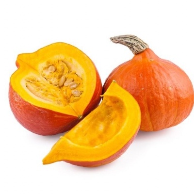 Abóbora laranja inteira e cortada com sementes visíveis