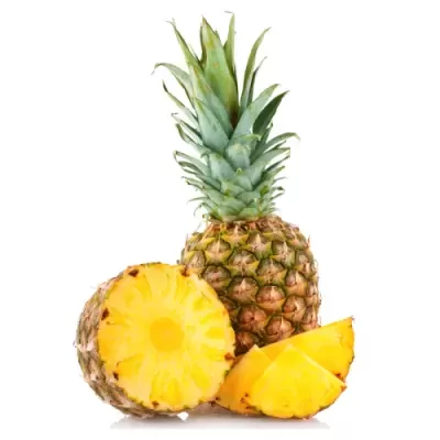 Ananás inteiro e cortado com interior amarelo