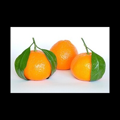 Três tangerinas laranja com folhas verdes