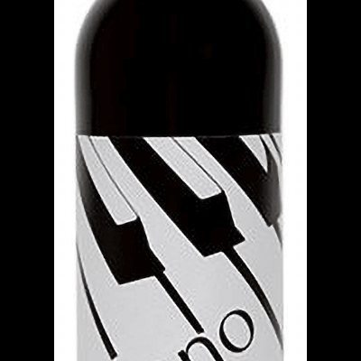 Garrafa de vinho tinto com rótulo branco e teclas de piano pretas