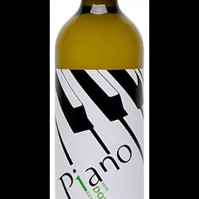 Garrafa de vinho branco com rótulo de piano e texto Piano DOURO BRANCO WHITE